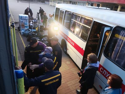 30 підопічних Сумського геріатричного пансіонату евакуювали до Києва 30 підопічних Сумського геріатричного пансіонату евакуювали до Києва
