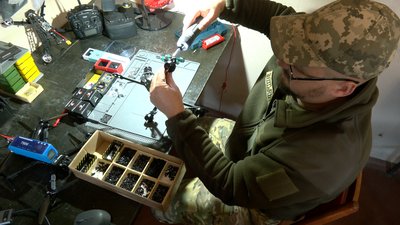 "Дрони — це конструктор": на Черкащині волонтери виготовляють та ремонтують безпілотники "Дрони — це конструктор": на Черкащині волонтери виготовляють та ремонтують безпілотники