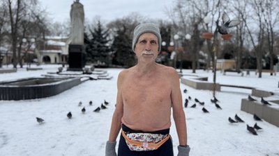 Бігає з оголеним торсом взимку: як тренується 80-річний миколаївець Бігає з оголеним торсом взимку: як тренується 80-річний миколаївець