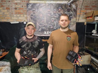 Відбивають штурми, доставляють боєприпаси та беруть у полон дронами: інтерв'ю з військовим взводу БпЛА "Аркан" Відбивають штурми, доставляють боєприпаси та беруть у полон дронами: інтерв'ю з військовим взводу БпЛА "Аркан"