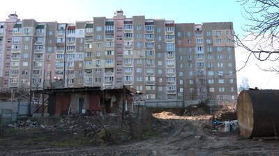 У Чернігові через будівництво провалилась частина парковки біля сусіднього будинку У Чернігові через будівництво провалилась частина парковки біля сусіднього будинку