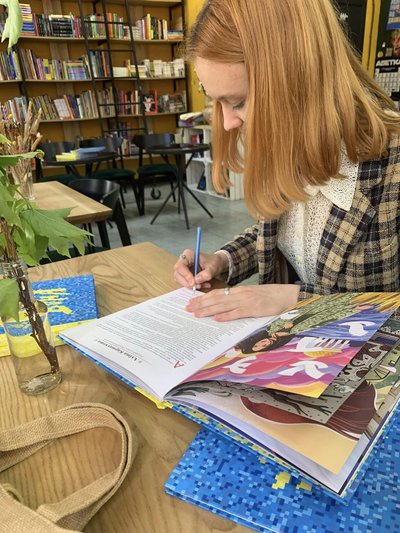 Дівчина з Рівненщини стала співавторкою благодійної книги про жінок на війні Дівчина з Рівненщини стала співавторкою благодійної книги про жінок на війні