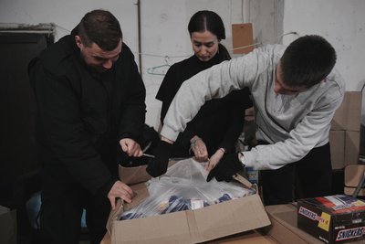Пакування посилок до свят, які дронопошта доставить на позиції бійцям Хартії на Харківщині Пакування посилок до свят, які дронопошта доставить на позиції бійцям Хартії на Харківщині