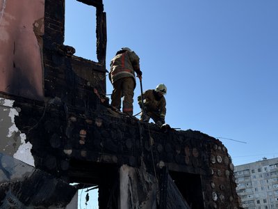 Рятувальники працюють на місці удару по Новобаварському району Харкова, 4 квітня 2025 року Рятувальники працюють на місці удару по Новобаварському району Харкова, 4 квітня 2025 року