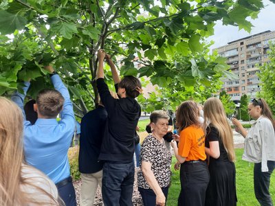 "Це — голоси дітей, яких вбила Росія": у Черкасах на деревах розвішали дзвіночки "Це — голоси дітей, яких вбила Росія": у Черкасах на деревах розвішали дзвіночки