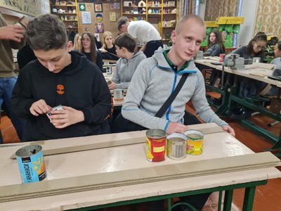 Понад 5 тисяч окопних свічок за 4 роки: старшокласники ліцею №24 Житомира допомагають ЗСУ Понад 5 тисяч окопних свічок за 4 роки: старшокласники ліцею №24 Житомира допомагають ЗСУ