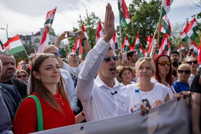 Адвокат та колишній урядовий посадовець Петер Мадяр (в центрі) серед своїх прихильників під час демонстрації в Будапешті, Угорщина, 6 квітня 2024 року. Скандал з помилуванням у справі про педофілію спричинив хвилю антиурядових протестів в Угорщині Адвокат та колишній урядовий посадовець Петер Мадяр (в центрі) серед своїх прихильників під час демонстрації в Будапешті, Угорщина, 6 квітня 2024 року. Скандал з помилуванням у справі про педофілію спричинив хвилю антиурядових протестів в Угорщині