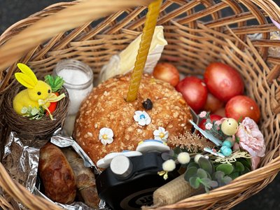 У кошиках хмельничан: паски, яєчка, ковбаски, сіль, вино, сир У кошиках хмельничан: паски, яєчка, ковбаски, сіль, вино, сир