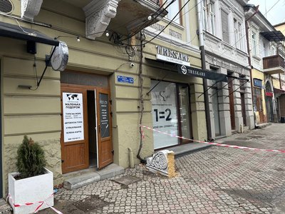 У центрі Чернівців на вулиці Героїв Майдану обвалився балкон