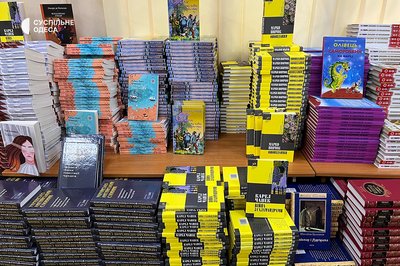 Українською замість російської: бібліотеки Одеси отримали понад 8 тисяч книг державною мовою Українською замість російської: бібліотеки Одеси отримали понад 8 тисяч книг державною мовою