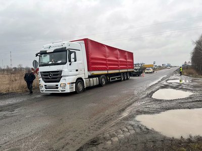 В'їхав у вантажівку перед залізничним переїздом: на Рівненщині загинув водій В'їхав у вантажівку перед залізничним переїздом: на Рівненщині загинув водій