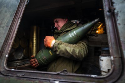Український військовослужбовець готує до стрільби мобільну гаубицю на Краматорському напрямку Український військовослужбовець готує до стрільби мобільну гаубицю на Краматорському напрямку
