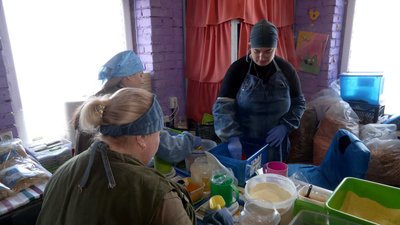 "Додати води та проварити 5 хвилин": як "Кухарська зграя вовченят" з Ніжина готує сухі пайки бійцям на фронт "Додати води та проварити 5 хвилин": як "Кухарська зграя вовченят" з Ніжина готує сухі пайки бійцям на фронт