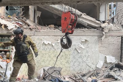 «Чоловіка півтора року тому поховала, тепер сина»: у Слов’янську з-під завалів дістали тіло загиблого після обстрілу «Чоловіка півтора року тому поховала, тепер сина»: у Слов’янську з-під завалів дістали тіло загиблого після обстрілу