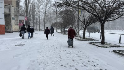 Люди йдуть по засніженому тротуару, Миколаїв