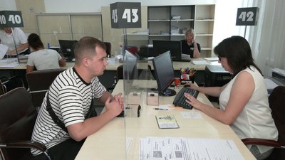 Максим Жуковський оновляє свої дані у ЦНАП Максим Жуковський оновляє свої дані у ЦНАП