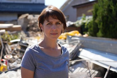 Жителька Дніпра два тижні прожила з уламками російської ракети під вікном Жителька Дніпра два тижні прожила з уламками російської ракети під вікном