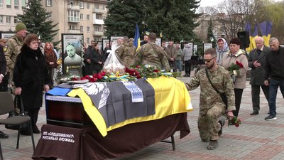 З 23-річним бійцем Сил спеціальних операцій Денисом Медведюком попрощалися у Рівному З 23-річним бійцем Сил спеціальних операцій Денисом Медведюком попрощалися у Рівному