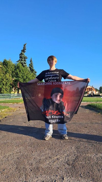 “Живемо від обміну до обміну”: родини оборонців Маріуполя з Кролевця влаштовують акції в підтримку полонених “Живемо від обміну до обміну”: родини оборонців Маріуполя з Кролевця влаштовують акції в підтримку полонених
