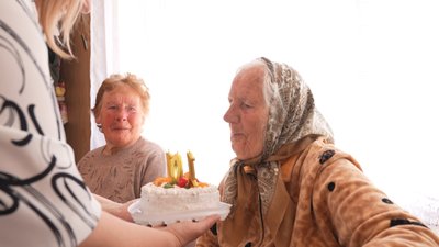 Довгожителька, торт, свічки на торті Довгожителька, торт, свічки на торті