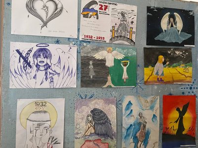 "Янгол, який сумує": у Центрі позашкільної освіти Житомира працює виставка творчих робіт дітей до роковин Голодомору "Янгол, який сумує": у Центрі позашкільної освіти Житомира працює виставка творчих робіт дітей до роковин Голодомору