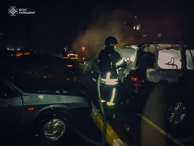 На Київщині на автостоянці згоріли автомобілі На Київщині на автостоянці згоріли автомобілі