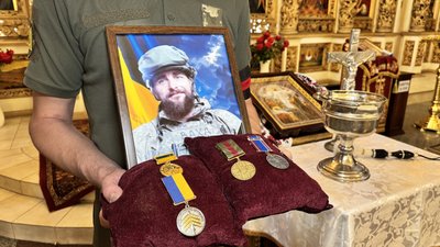 У Полтаві попрощалися із трьома захисниками України, які полягли на фронті У Полтаві попрощалися із трьома захисниками України, які полягли на фронті