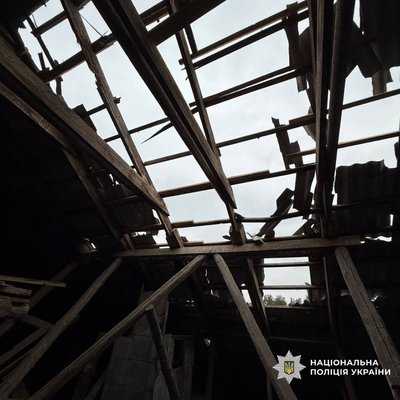 На Харківщині російський безпілотник вдарив у дах гуртожитка На Харківщині російський безпілотник вдарив у дах гуртожитка
