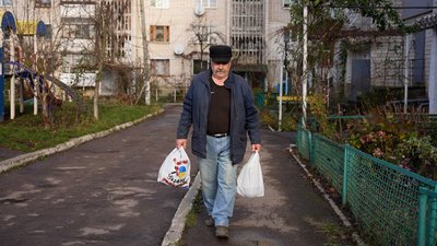Андрій Бондар несе приготовану їжу захисникам, які перебувають на лікуванні Андрій Бондар несе приготовану їжу захисникам, які перебувають на лікуванні
