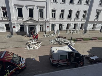 Другий день після російського удару: як у Сумах усувають наслідки атаки РФ Другий день після російського удару: як у Сумах усувають наслідки атаки РФ