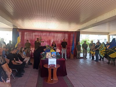 На Кіровоградщині попрощалися з полеглим захисником Анатолієм Діденком На Кіровоградщині попрощалися з полеглим захисником Анатолієм Діденком