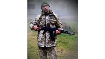 На Чернігівщині попрощалися з трьома загиблими бійцями: Максимом Олійником, Андрієм Клюєвим та Олексієм Коливаєм На Чернігівщині попрощалися з трьома загиблими бійцями: Максимом Олійником, Андрієм Клюєвим та Олексієм Коливаєм