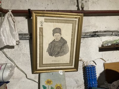 Портрет Тараса Шевченка у підвалі в Кутузівці, лютий 2023 року