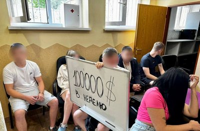 Ошукали іноземців на мільйон доларів: на Закарпатті затримали 18 співробітників кол-центрів Ошукали іноземців на мільйон доларів: на Закарпатті затримали 18 співробітників кол-центрів
