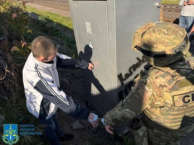 Релейні шафи та авто військового: на Одещині затримали фігурантів справи про диверсії Релейні шафи та авто військового: на Одещині затримали фігурантів справи про диверсії