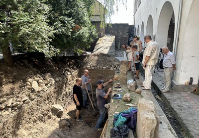 У внутрішньому дворі Мукачівського замку вперше проводять розкопки. Що знайшли археологи У внутрішньому дворі Мукачівського замку вперше проводять розкопки. Що знайшли археологи