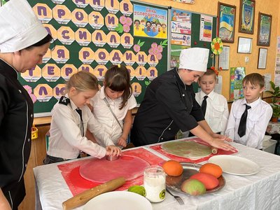 Плели сітки, ярмаркували та говорили про булінг: у черкаській школі збирали гроші для ЗСУ Плели сітки, ярмаркували та говорили про булінг: у черкаській школі збирали гроші для ЗСУ