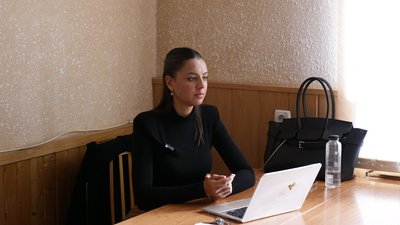 "Багато хто не вірить, що я викладачка". Як 23-річна випускниця Чернівецького університету навчає студентів-ровесників "Багато хто не вірить, що я викладачка". Як 23-річна випускниця Чернівецького університету навчає студентів-ровесників