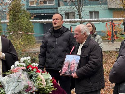 "Будь проклятий, Путін". У Дніпрі прощаються з подружжям, яке загинуло через удар РФ у ніч проти 8 листопада "Будь проклятий, Путін". У Дніпрі прощаються з подружжям, яке загинуло через удар РФ у ніч проти 8 листопада