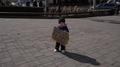 Племінниця полоненого Василя Микитюка з Буковини під час акції на підтримку полонених та зниклих безвісти у Чернівцях Племінниця полоненого Василя Микитюка з Буковини під час акції на підтримку полонених та зниклих безвісти у Чернівцях