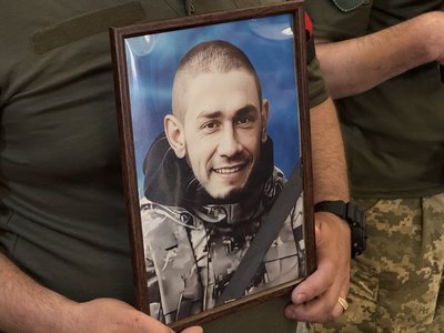 У Полтаві попрощалися із загиблим командиром стрілецької роти Антоном Юрченком У Полтаві попрощалися із загиблим командиром стрілецької роти Антоном Юрченком