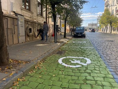 У Чернівцях вперше запрацювали зарядні станції для електромобілів від комунального підприємства У Чернівцях вперше запрацювали зарядні станції для електромобілів від комунального підприємства
