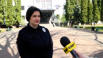 У Житомирі військовий, який вдарив продавчиню букетом, вибачився за свій вчинок У Житомирі військовий, який вдарив продавчиню букетом, вибачився за свій вчинок