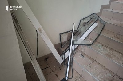 Понад 100 вибитих вікон та пошкоджені житлові будинки: фото наслідків вечірньої атаки на Одесу Понад 100 вибитих вікон та пошкоджені житлові будинки: фото наслідків вечірньої атаки на Одесу