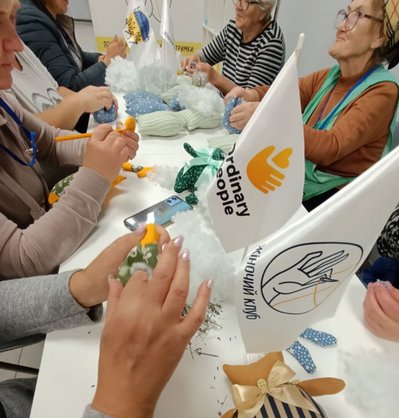 Жінки у "Жіночому клубі" в Безруках шиють Жінки у "Жіночому клубі" в Безруках шиють