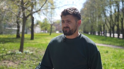 Коли в сумській п’ятиповерхівці, пошкодженій “шахедом”, закриють діру в даху Коли в сумській п’ятиповерхівці, пошкодженій “шахедом”, закриють діру в даху