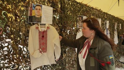 "Їх вдягали Герої": у Вінниці влаштували виставку вишиванок загиблих військових "Їх вдягали Герої": у Вінниці влаштували виставку вишиванок загиблих військових