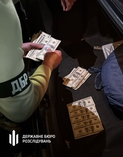 Обіцяв за 15 тис. доларів списати з військового обліку: на Одещині затримали правоохоронця Обіцяв за 15 тис. доларів списати з військового обліку: на Одещині затримали правоохоронця