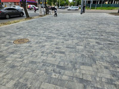 Нова плитка та старі ями – який вигляд мають тротуари на Покровській у Житомирі Нова плитка та старі ями – який вигляд мають тротуари на Покровській у Житомирі