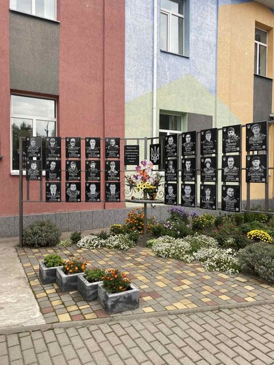 Батьки загиблого захисника подарували ліцею на Житомирщині генератор за 170 тисяч гривень Батьки загиблого захисника подарували ліцею на Житомирщині генератор за 170 тисяч гривень